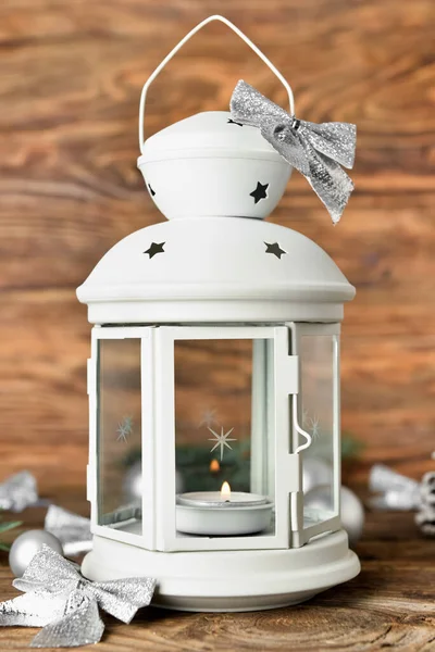 Bella Lanterna Natale Con Candela Ardente Arredamento Sfondo Legno — Foto Stock