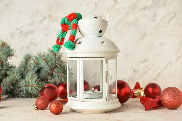 Schöne Weihnachtslaterne Mit Brennender Kerze Und Kugeln Auf Hellem Hintergrund — Stockfoto