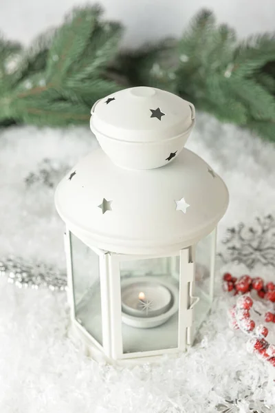 Krásná Vánoční Lucerna Hořící Svíčkou Sněhem Stole — Stock fotografie