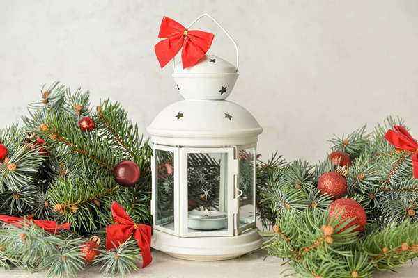 Güzel Noel feneri yanan mum, köknar dalları ve ışık arka planında toplar