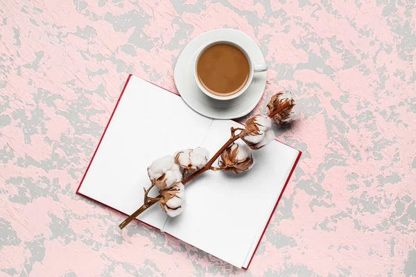 Tazza Saporito Caffè Libro Fiori Cotone Sfondo Chiaro — Foto Stock