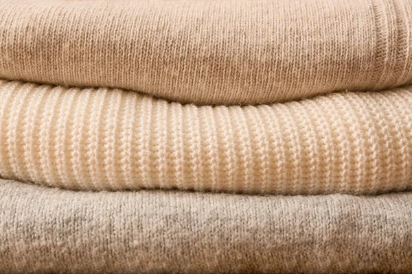 Arkaplan olarak farklı rahat süveter yığınları