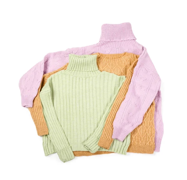 Beyaz arka planda farklı sıcak süveterler