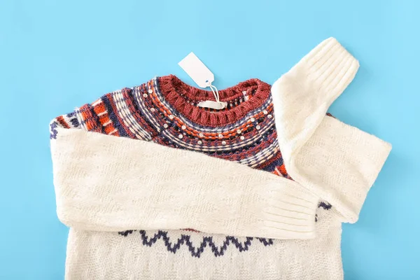 Renk arkaplanında şık desenli ve fiyat etiketli kalın kazak