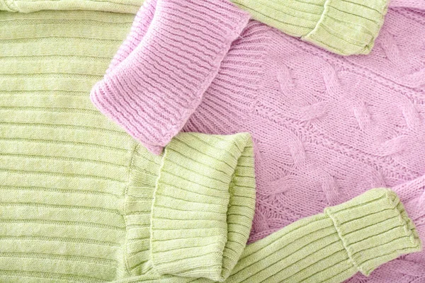 Arka plan olarak örülmüş yuvarlak yaka kazaklar.