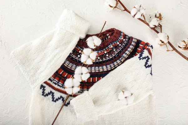 明るい背景にスタイリッシュなパターンと綿の花と暖かいセーター — ストック写真