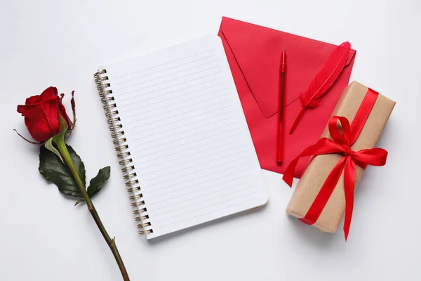 Leeg Notitieboekje Met Rozenbloem Cadeau Envelop Lichte Ondergrond Valentijnsdag — Stockfoto
