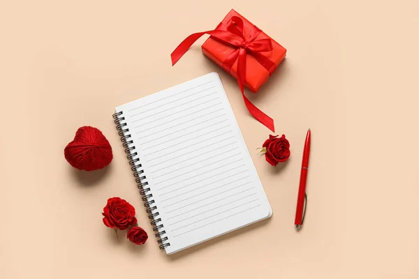 Leeg Notitieboekje Met Cadeau Lichte Achtergrond Valentijnsdag — Stockfoto
