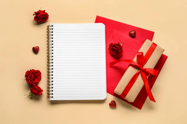 Пустой Блокнот Подарками Конвертами Светлом Фоне Празднование Дня Святого Валентина — стоковое фото