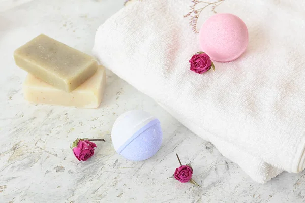 Banyo bombaları, sabun, havlu ve gül çiçekleri