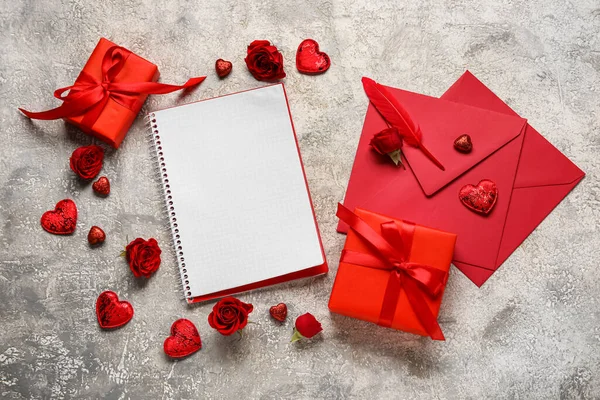 Romantische Compositie Met Leeg Notitieboekje Geschenken Enveloppen Grunge Achtergrond — Stockfoto