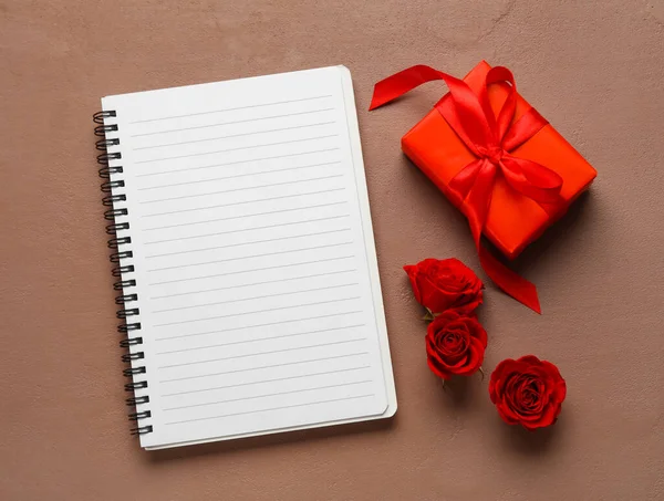 Leeg Notitieboekje Met Cadeau Roos Bloemen Kleur Achtergrond — Stockfoto