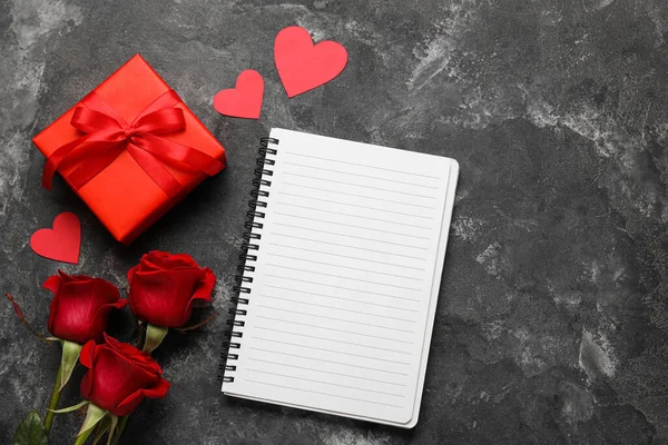 Cuaderno Vacío Con Flores Regalo Rosa Sobre Fondo Oscuro — Foto de Stock