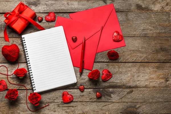 Composición Romántica Con Cuaderno Vacío Regalo Sobres Sobre Fondo Madera — Foto de Stock