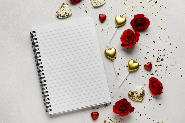 Açık arkaplanda boş defter olan romantik kompozisyon