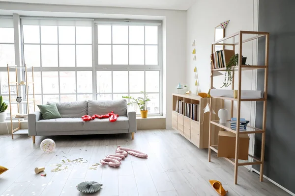 Parti sonrası dağınık odanın içi.