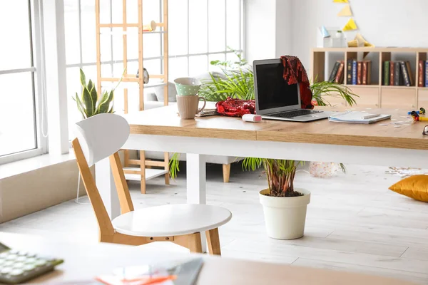 Parti sonrası dağınık odanın içi.