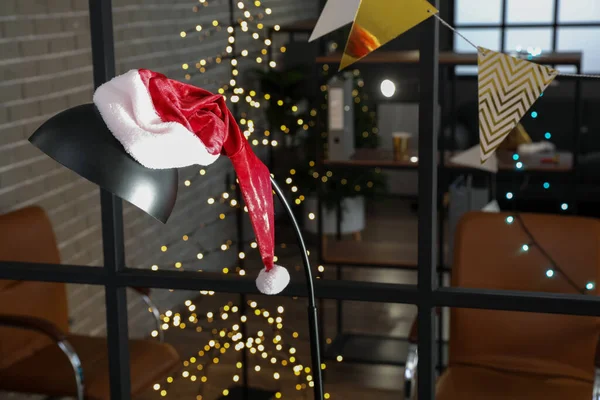 Шляпа Санта Клауса После Вечеринки Офисе — стоковое фото