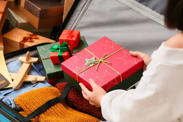 Жінка Упаковує Різдвяні Подарункові Коробки Валізу Вдома — стокове фото