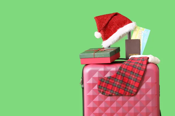 Рожева Валіза Різдвяною Подарунковою Коробкою Шкарпеткою Паспортом Капелюхом Санта Зеленому — стокове фото