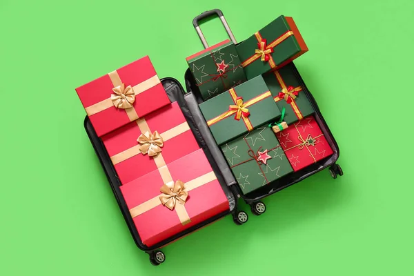Open Suitcase Christmas Gift Boxes Green Background — Stock Photo, Image