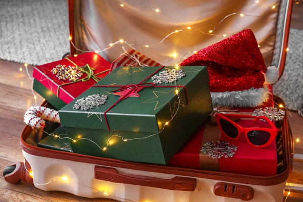 Open Suitcase Glowing Lights Christmas Gift Boxes Sunglasses Santa Hat — 图库照片