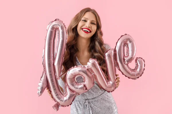 Hermosa Joven Feliz Con Globo Forma Palabra Amor Sobre Fondo —  Fotos de Stock