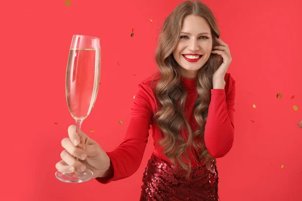 Красива Молода Жінка Шампанським Падаючим Конфетті Кольоровому Фоні — стокове фото