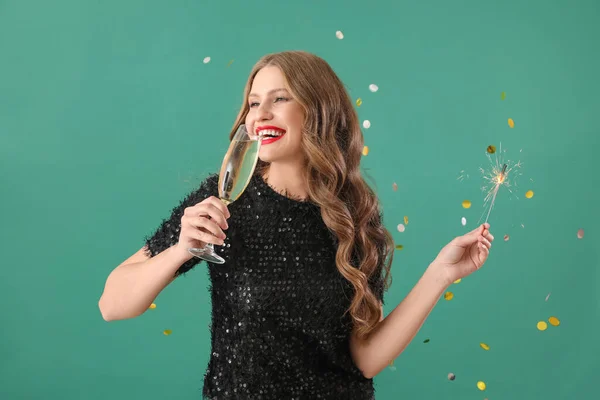 Beautiful Young Woman Christmas Sparkler Champagne Green Background — Stock Photo, Image