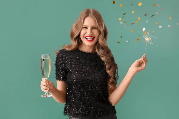 Beautiful Young Woman Christmas Sparkler Champagne Green Background — Stock Photo, Image