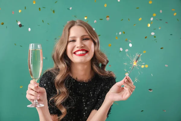 Schöne Junge Frau Mit Wunderkerze Und Champagner Auf Grünem Hintergrund — Stockfoto
