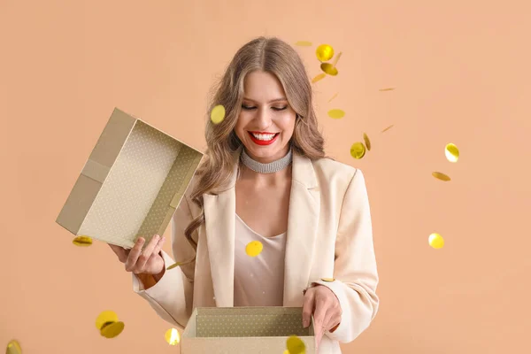 Belle Jeune Femme Avec Cadeau Confettis Tombants Sur Fond Beige — Photo