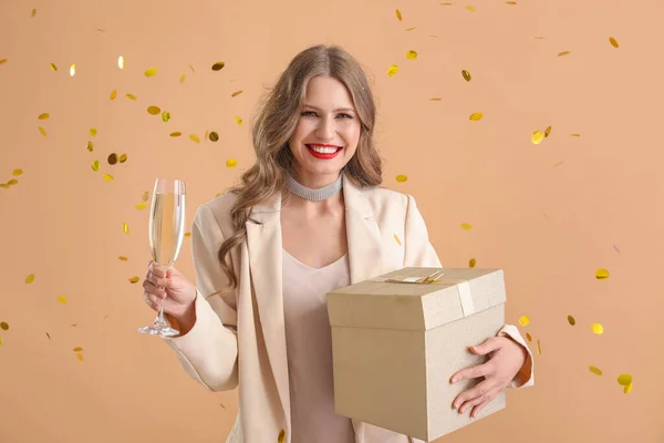 Beautiful Young Woman Gift Champagne Color Background — Stock Photo, Image