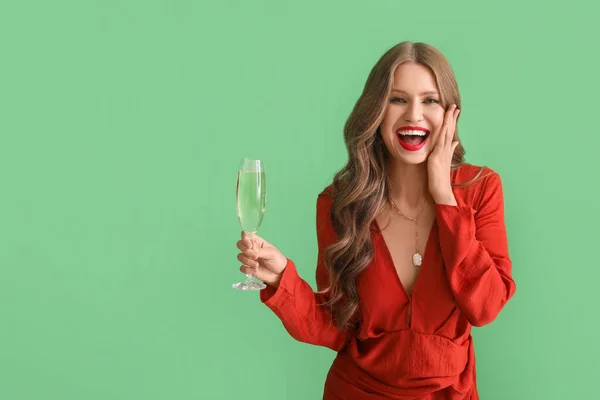 Красива Молода Жінка Шампанським Зеленому Фоні — стокове фото