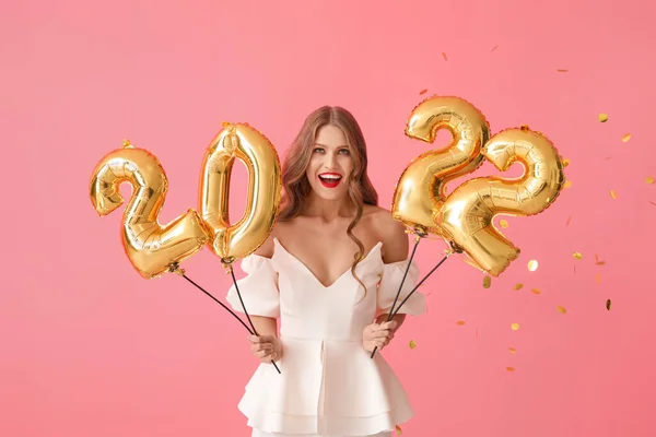 Gyönyörű Fiatal Lufikkal Alakja 2022 Rózsaszín Háttér Újévi Ünneplés — Stock Fotó