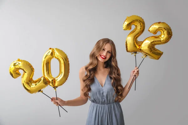 Hermosa Joven Con Globos Forma Figura 2022 Sobre Fondo Gris — Foto de Stock