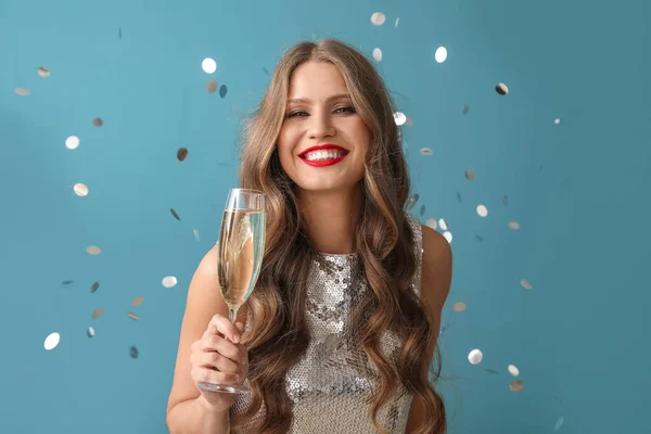 Красива Молода Жінка Шампанським Синьому Фоні — стокове фото