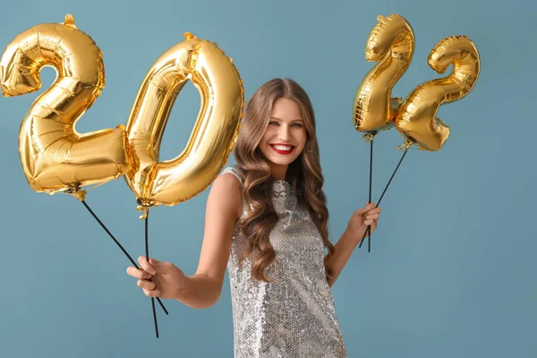 Gyönyörű Fiatal Lufikkal Alakja 2022 Kék Háttér Újévi Ünneplés — Stock Fotó