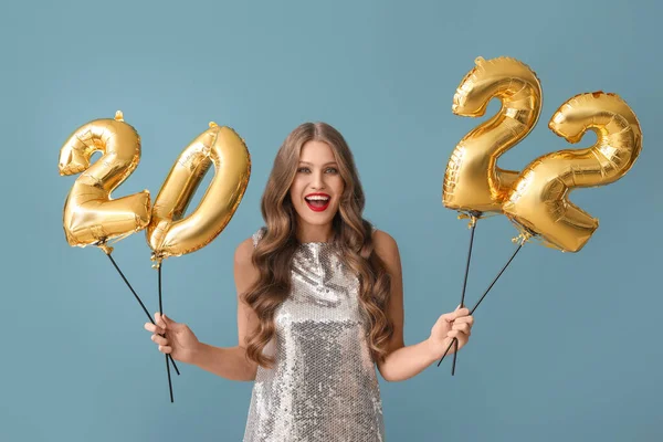 Gyönyörű Fiatal Lufikkal Alakja 2022 Kék Háttér Újévi Ünneplés — Stock Fotó