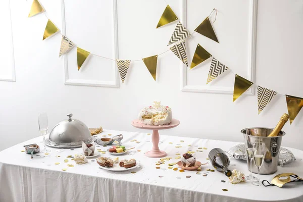 Parti sonrası yemek artıklarıyla dolu masa.