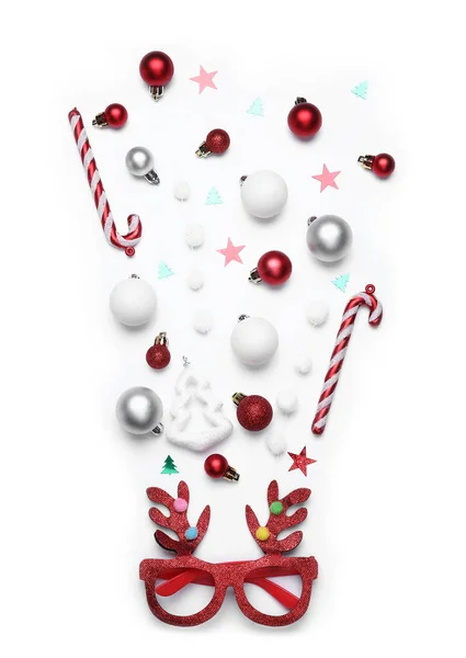 Piękna Kompozycja Świąteczna Kulkami Okularami Białym Tle — Zdjęcie stockowe