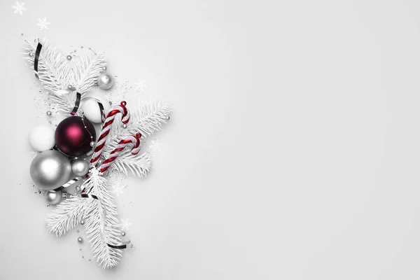 Mooie Kerstcompositie Met Ballen Snoepstokken Witte Achtergrond — Stockfoto