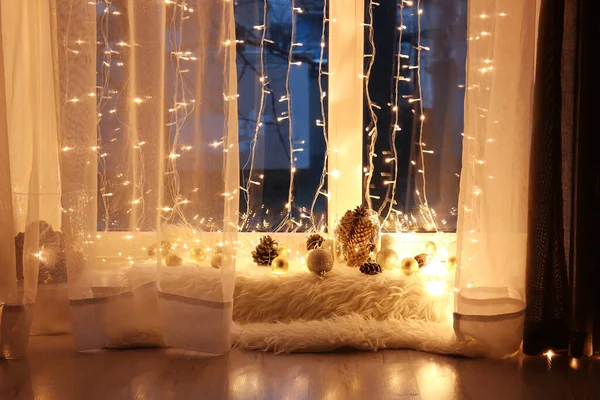 Красивий Різдвяний Декор Сяючі Вогні Біля Вікна Темній Кімнаті — стокове фото