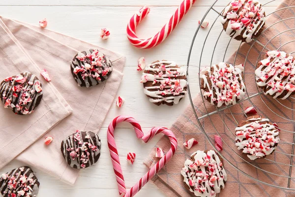 Gitter Mit Leckeren Zuckerrohrkeksen Auf Weißem Holzhintergrund — Stockfoto