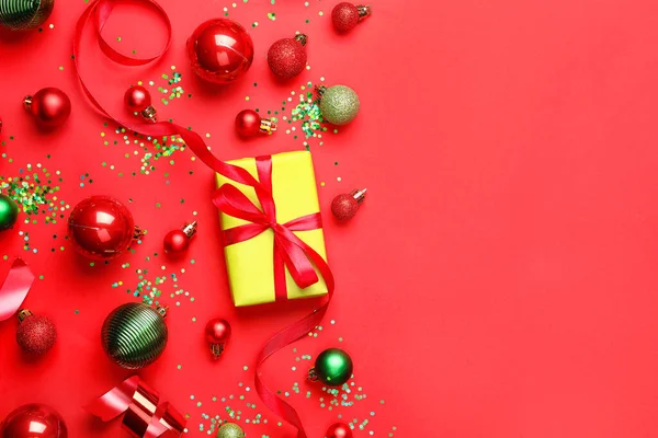 Schöne Weihnachtskomposition Mit Dekor Und Geschenkbox Auf Rotem Hintergrund — Stockfoto