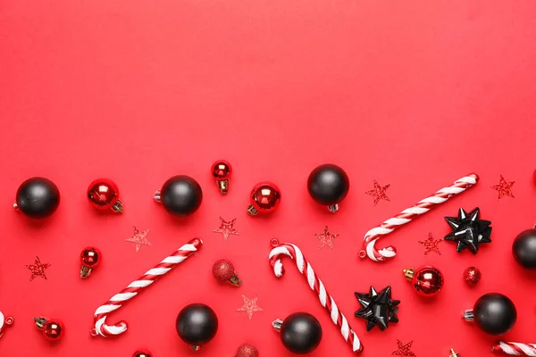Krásná Vánoční Kompozice Dekorem Červeném Pozadí — Stock fotografie