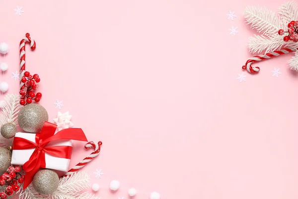 Όμορφη Χριστουγεννιάτικη Σύνθεση Διακόσμηση Ροζ Φόντο — Φωτογραφία Αρχείου