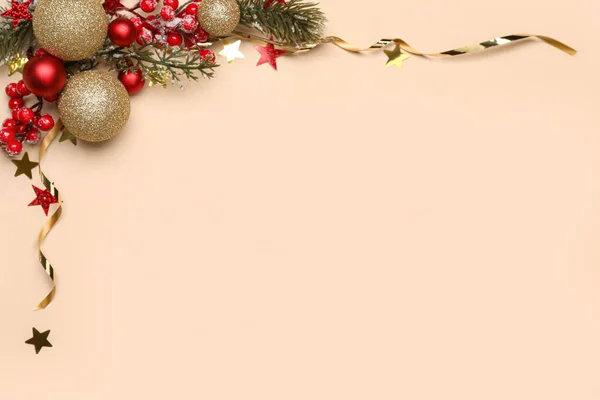 Krásná Vánoční Kompozice Dekorem Žlutém Pozadí — Stock fotografie