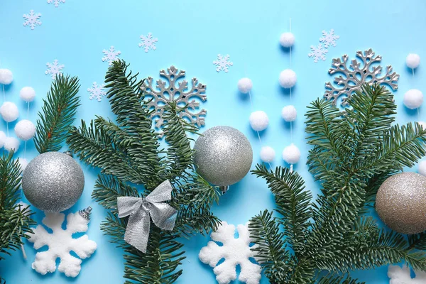 Prachtige Kerstcompositie Met Dennentakken Blauwe Achtergrond — Stockfoto