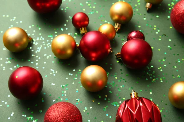 緑の背景にスタイリッシュなクリスマスボール — ストック写真